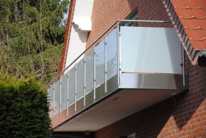  Edelstahlgeländer mit Glas mit Handlauf  + Untere Edelstahlabdeckung V2A befestigung von der Seite
