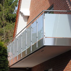  Edelstahlgeländer mit Glas mit Handlauf  + Untere Edelstahlabdeckung V2A befestigung von der Seite
