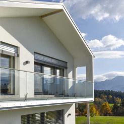 Glasgeländer in einem Aluminiumprofil Glas 21,76 mm VSG ESG transparent , Befestigung der Leiste von der Seite model U