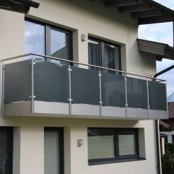 Edelstahlgeländer mit Graphitglas mit Handlauf + Untere Edelstahlabdeckung V2A befestigung von der Seite