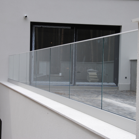 Glasgeländer in einem Aluminiumprofil Glas 25,76 mm VSG ESG transparent glass Befestigung der Leiste von oben