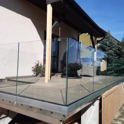 Glasgeländer in einem Aluminiumprofil Glas 12,76 mm VSG ESG transparent , Befestigung der Leiste von der Seite model Y