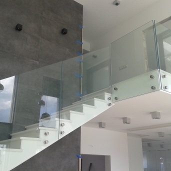 Glasgeländer befestigt in Punkthalterungen aus Edelstahl , Glas 16,76 mm VSG ESG zur Treppe