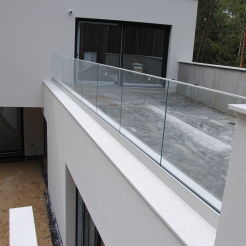 Glasgeländer in einem Aluminiumprofil Glas 12,76 mm VSG ESG transparent glass  Befestigung der Leiste von oben 