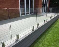 Glasgeländer befestigt in Bodenhalterungen aus Edelstahl Glas 12,76 mm VSG ESG transparent