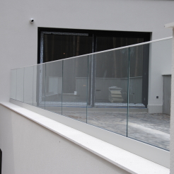 Glasgeländer in einem Aluminiumprofil Glas 21,76 mm VSG ESG transparent glass Befestigung der Leiste von oben