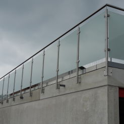  Edelstahlgeländer mit Milchglas mit Handlauf ,befestigung von der Seite V2A 