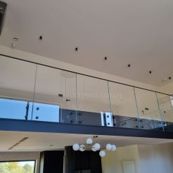 Glasgeländer befestigt in Punkthalterungen RAL 9005 schwarz , Graphitglas 16,76 mm VSG ESG 