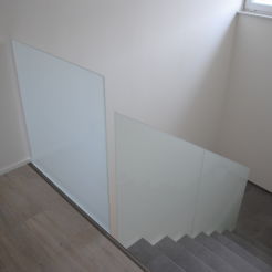 Glasgeländer befestigt in Punkthalterungen aus Edelstahl , Milchglas 12,76 mm VSG ESG zur Treppe