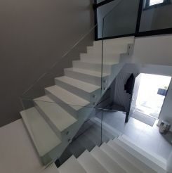 Glasgeländer befestigt in Punkthalterungen RAL 9003 weiß , Graphitglas 16,76 mm VSG ESG